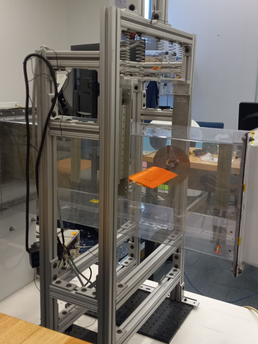 Airfoil flutter test apparatus in wind tunnel